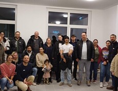 Gruppenbild mit verschiedenen Menschen eines Wohnquartiers