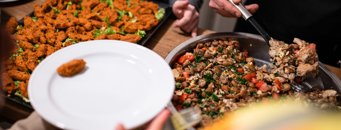 Essen Bild mit weissen Teller und Speise