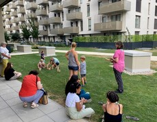 Spielenachmittag im Freien in einer Wohnhausanlage