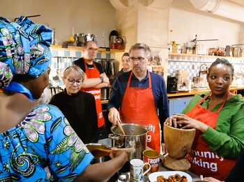 6 Personen kochen Kongolesiches Eseen Zusammen