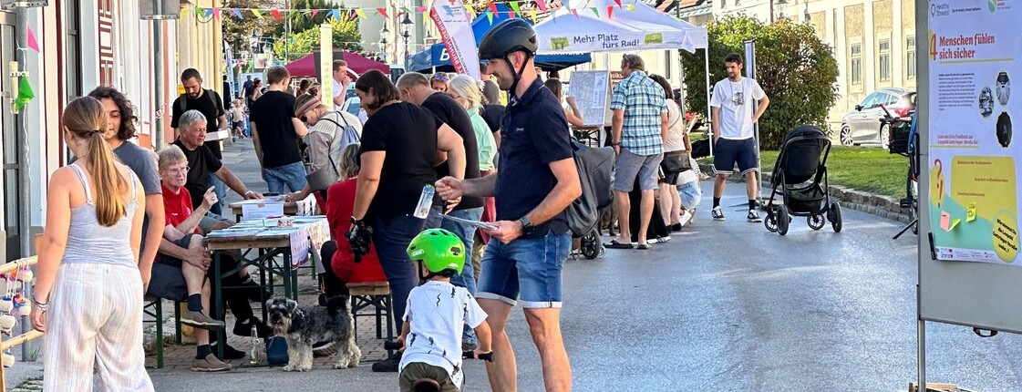 Personen im Sommer auf einem Straßenfest