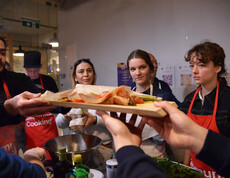 eine Gruppe in der community Küche