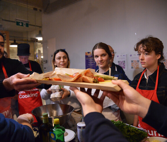 eine Gruppe in der community Küche