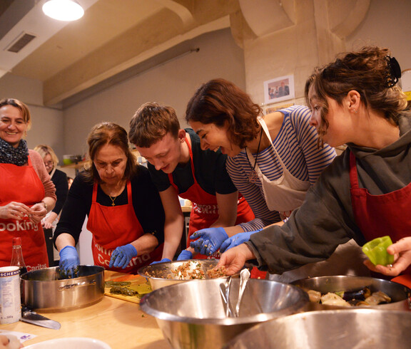 Junge Menschen Kochen Zusammen