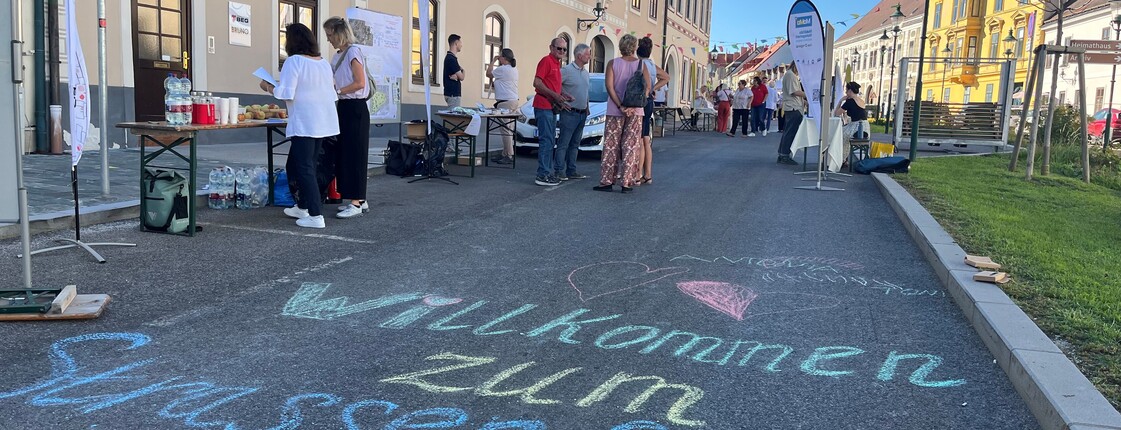 Straßenfest mit Kreide auf dem Boden geschrieben