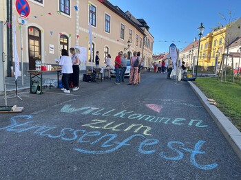 Straßenfest mit Kreide auf dem Boden geschrieben