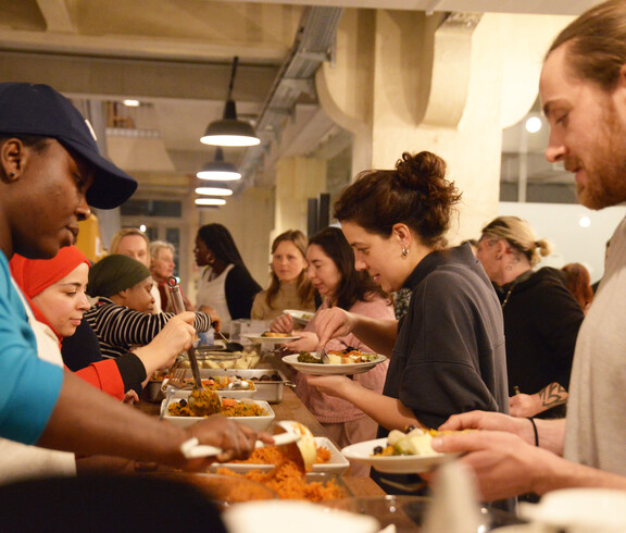 eine Gruppe an eine andere Gruppe Essen serviert