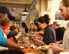 eine Gruppe an eine andere Gruppe Essen serviert