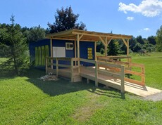 Der Infopoint. Ein Container mit Holzvorbau