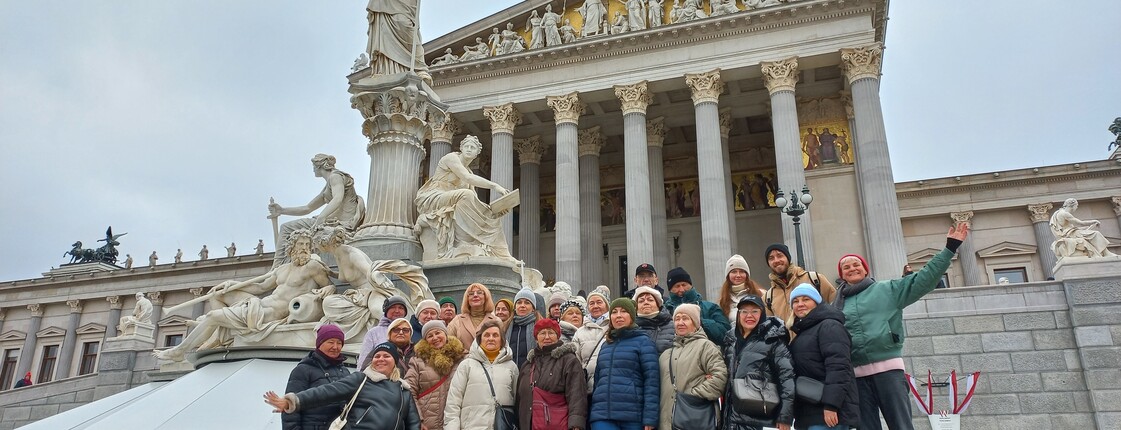 ein Gruppenfoto vor dem Parlament in Wien