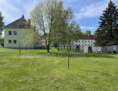 Siedlung mit Grünfläche und Wäscheleine auf der Wäsche hängt