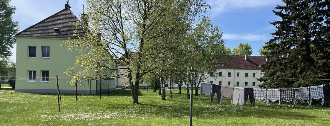 Wohnsiedlung mit Grünfläche und Wäscheleine