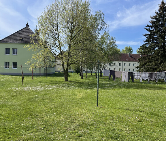 Siedlung mit Grünfläche und Wäscheleine auf der Wäsche hängt