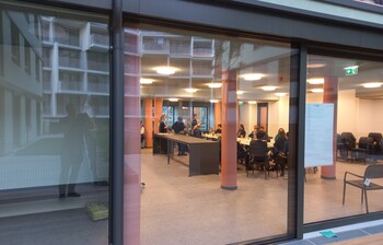 Bewohner*innen Treffen in einem Gemeinschafsraum