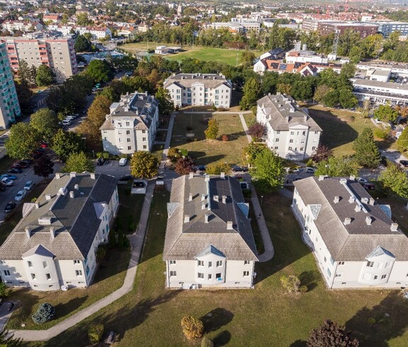 Ein Luftbild von Häusern