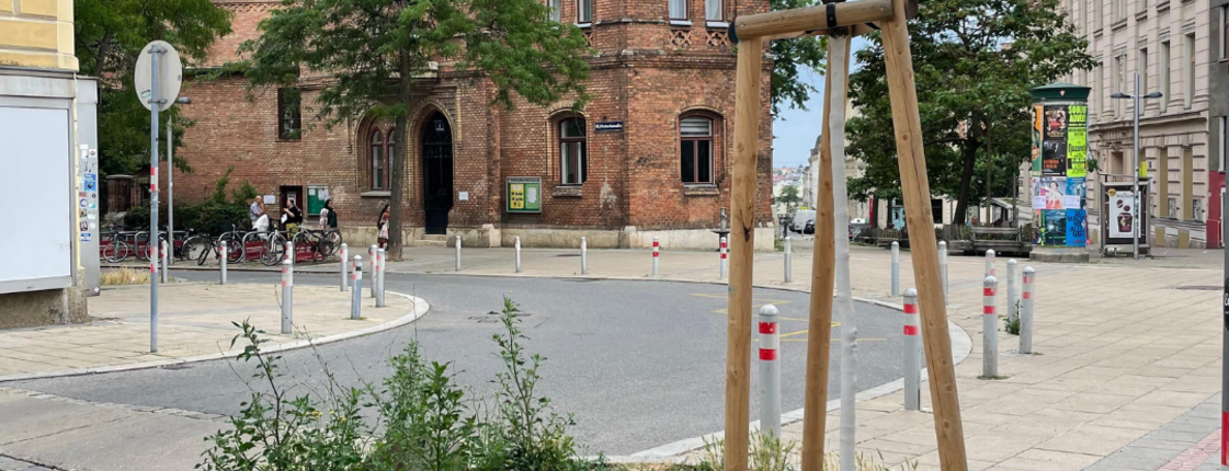Buntige Gießkannen am Leopold-Mistinger-Platz