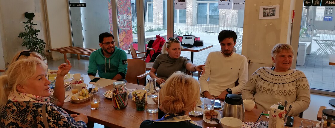 Menschen sitzen an einem Tisch