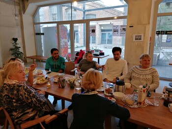 Menschen sitzen an einem Tisch