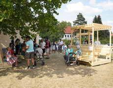 Verschiedene Menschen beim Feiern in der Siedlung