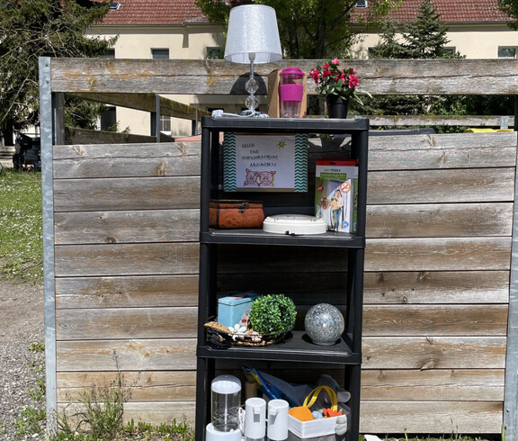 Tauschregal im Garten der Siedlung