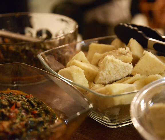 Ein Bild von YAM mit Spinat Sauce