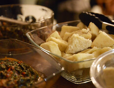 Ein Bild von YAM mit Spinat Sauce