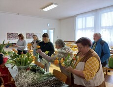 Menschen beim Blumenbinden