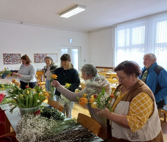 Menschen beim Blumenbinden
