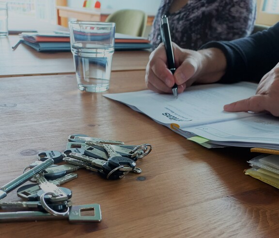 Schlüssel die auf einem Tisch liegen