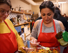 Zwei Frauen kochen zusammen in der Community Küche