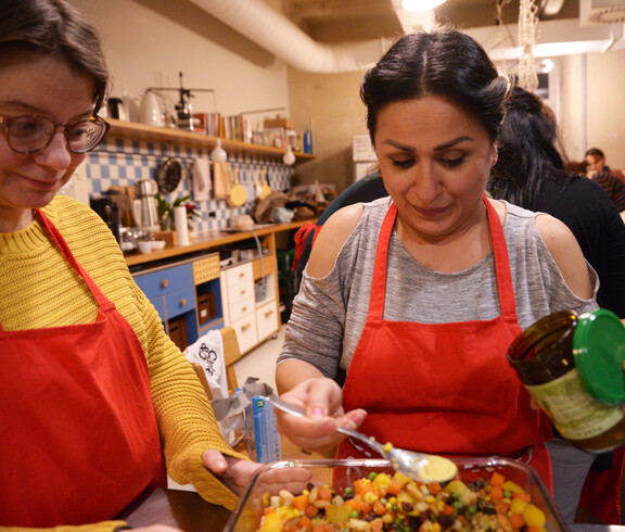 Zwei Frauen kochen zusammen in der Community Küche